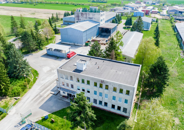 Podn. areál - adm, výroba, garáže, sklady (3,3 ha) neďaleko Košíc