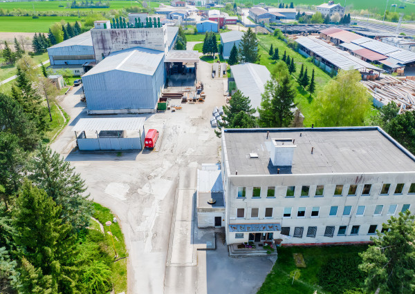 Podn. areál - adm, výroba, garáže, sklady (3,3 ha) neďaleko Košíc