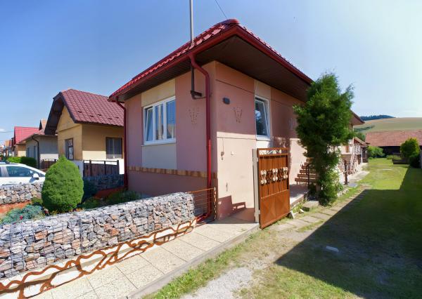 Rodinný dom (1 293 m²) s  veľkou záhradou a stodolou, Domaňovce