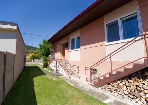 Rodinný dom (1 293 m²) s  veľkou záhradou a stodolou, Domaňovce