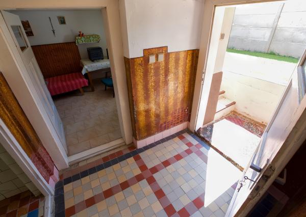 Rodinný dom (1 293 m²) s  veľkou záhradou a stodolou, Domaňovce