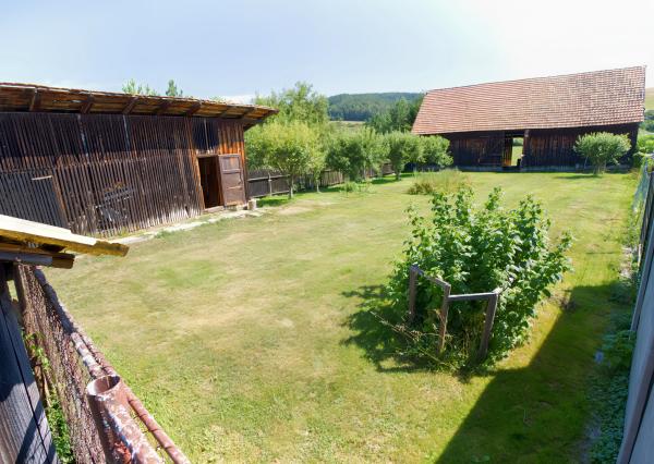 Rodinný dom (1 293 m²) s  veľkou záhradou a stodolou, Domaňovce
