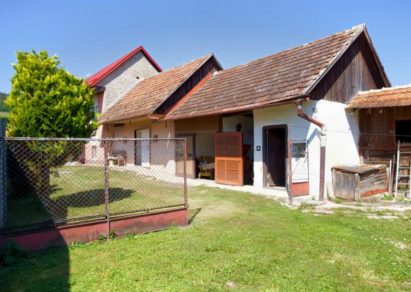 Rodinný dom (1 293 m²) s  veľkou záhradou a stodolou, Domaňovce