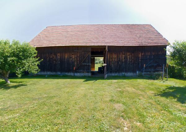 Rodinný dom (1 293 m²) s  veľkou záhradou a stodolou, Domaňovce