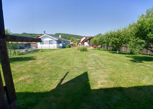 Rodinný dom (1 293 m²) s  veľkou záhradou a stodolou, Domaňovce