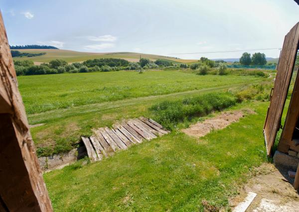 Rodinný dom (1 293 m²) s  veľkou záhradou a stodolou, Domaňovce