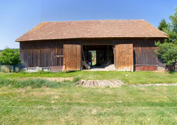 Rodinný dom (1 293 m²) s  veľkou záhradou a stodolou, Domaňovce
