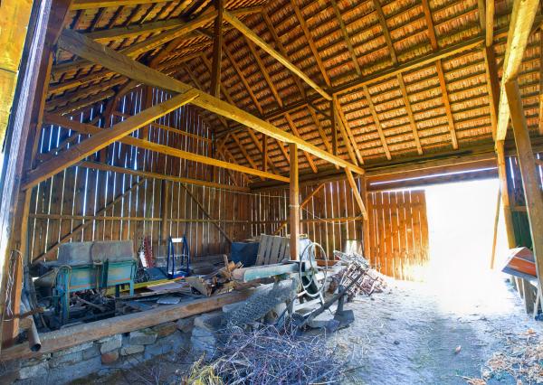 Rodinný dom (1 293 m²) s  veľkou záhradou a stodolou, Domaňovce