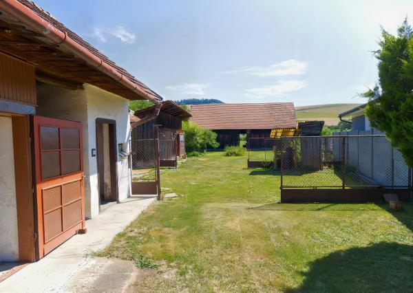 Rodinný dom (1 293 m²) s  veľkou záhradou a stodolou, Domaňovce
