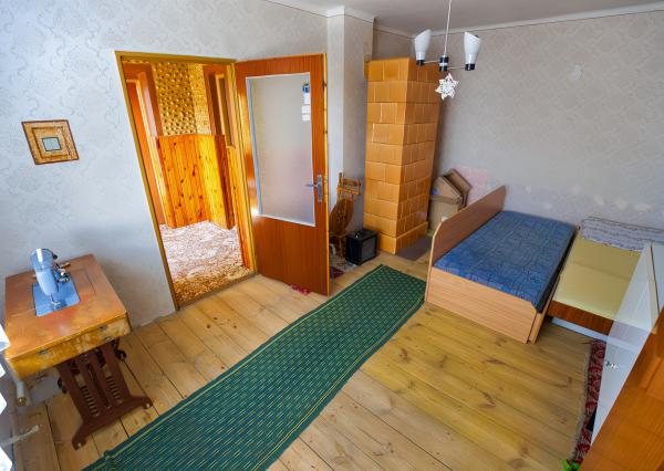 Rodinný dom (1 293 m²) s  veľkou záhradou a stodolou, Domaňovce