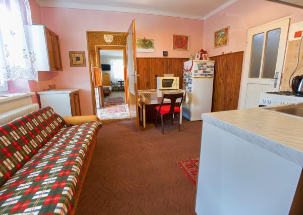 Rodinný dom (1 293 m²) s  veľkou záhradou a stodolou, Domaňovce