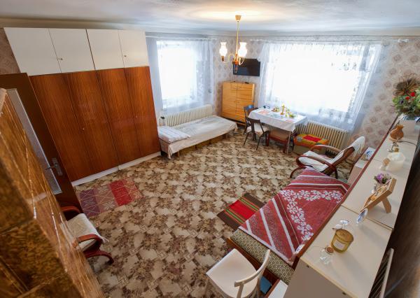 Rodinný dom (1 293 m²) s  veľkou záhradou a stodolou, Domaňovce