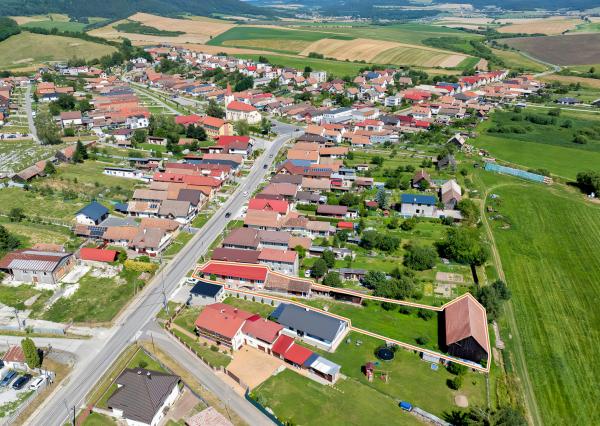 Rodinný dom (1 293 m²) s  veľkou záhradou a stodolou, Domaňovce