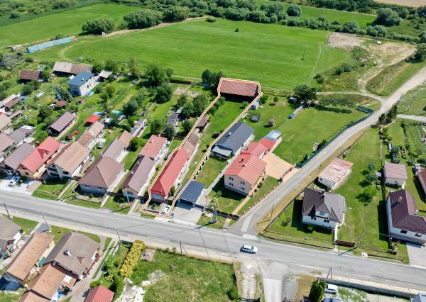 Rodinný dom (1 293 m²) s  veľkou záhradou a stodolou, Domaňovce