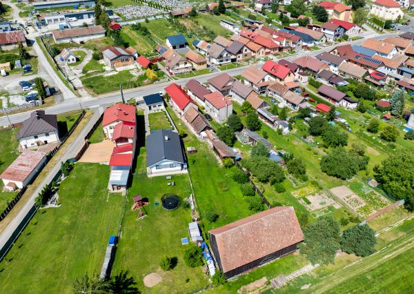 Rodinný dom (1 293 m²) s  veľkou záhradou a stodolou, Domaňovce