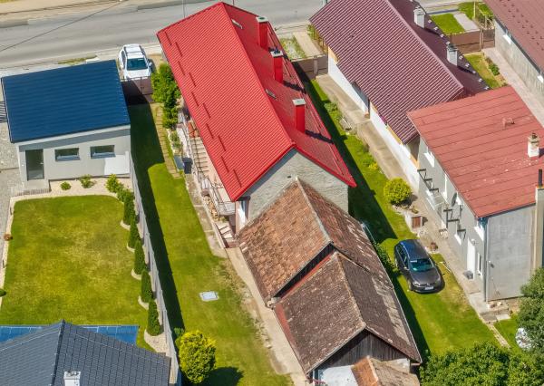 Rodinný dom (1 293 m²) s  veľkou záhradou a stodolou, Domaňovce