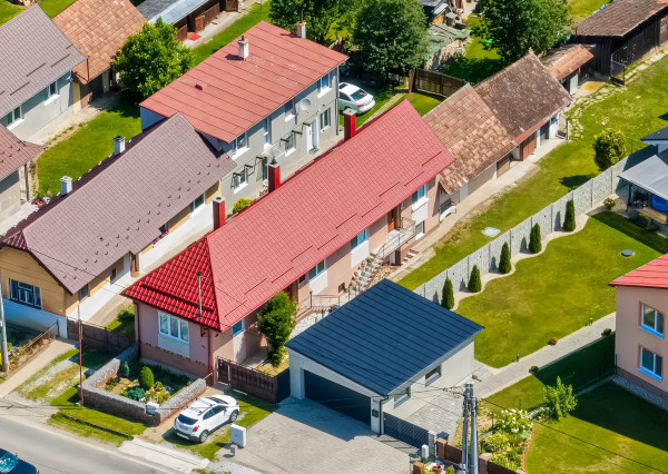 Rodinný dom (1 293 m²) s  veľkou záhradou a stodolou, Domaňovce