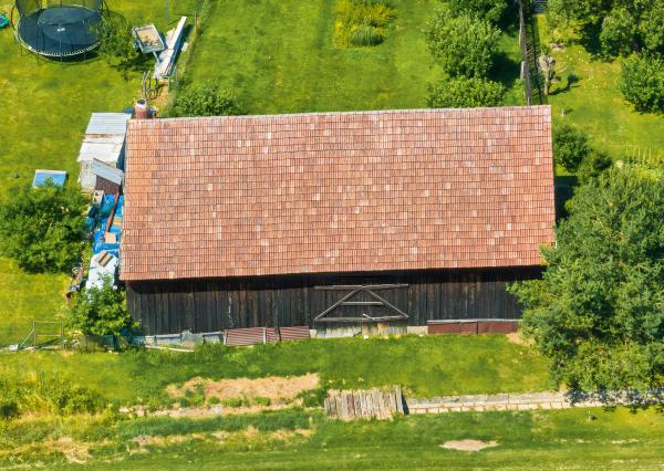 Rodinný dom (1 293 m²) s  veľkou záhradou a stodolou, Domaňovce