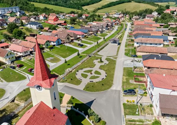 Rodinný dom (1 293 m²) s  veľkou záhradou a stodolou, Domaňovce