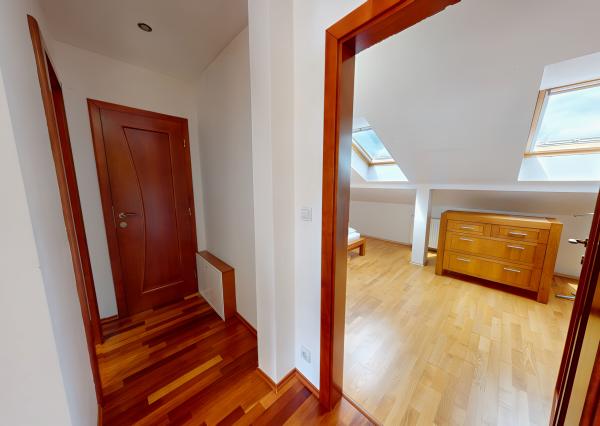 Atraktívny 4-izbový podkrovný byt (120 m2) s terasou Sp. Nová Ves