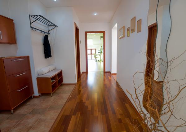 Atraktívny 4-izbový podkrovný byt (120 m2) s terasou Sp. Nová Ves