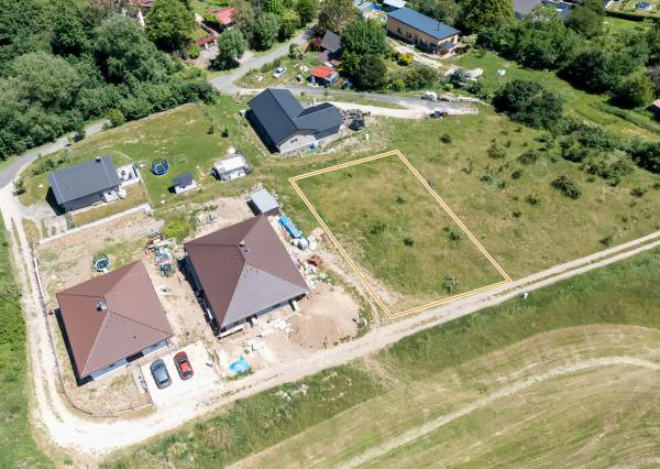 Stavebný pozemok (1000 m2) na križovatke ciest Čenčice