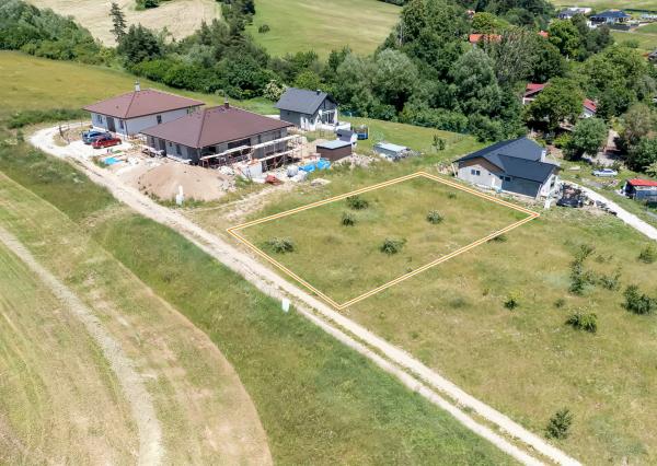 Stavebný pozemok (1000 m2) na križovatke ciest Čenčice