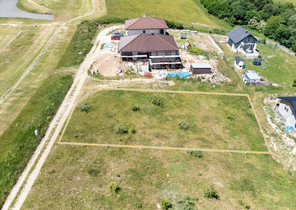 Stavebný pozemok (1000 m2) na križovatke ciest Čenčice