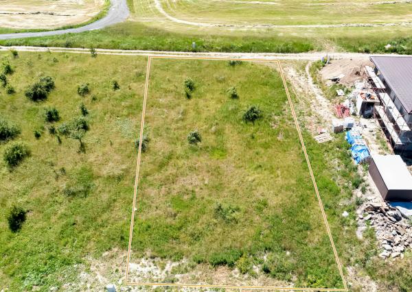 Stavebný pozemok (1000 m2) na križovatke ciest Čenčice