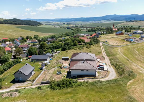 Stavebný pozemok (1000 m2) na križovatke ciest Čenčice