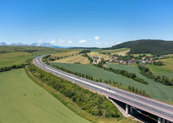 Stavebný pozemok (1000 m2) na križovatke ciest Čenčice