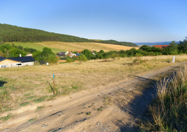 Stavebný pozemok (1000 m2) na križovatke ciest Čenčice