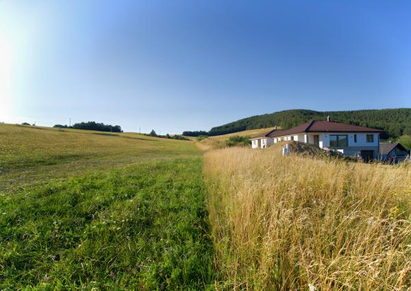 Stavebný pozemok (1000 m2) na križovatke ciest Čenčice