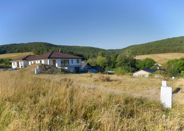 Stavebný pozemok (1000 m2) na križovatke ciest Čenčice
