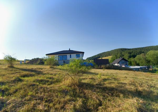 Stavebný pozemok (1000 m2) na križovatke ciest Čenčice