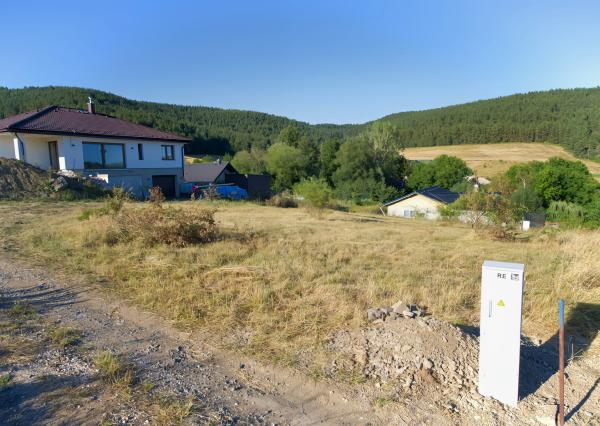 Stavebný pozemok (1000 m2) na križovatke ciest Čenčice