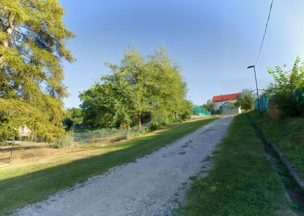 Stavebný pozemok (1 251 m²) s IS, dvojitým prístupom a výhľadom, Dravce