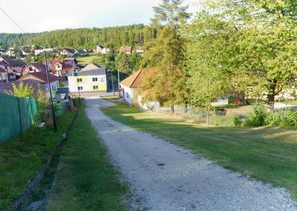 Stavebný pozemok (1 251 m²) s IS, dvojitým prístupom a výhľadom, Dravce