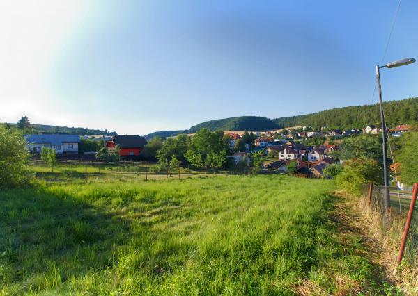Stavebný pozemok (1 251 m²) s IS, dvojitým prístupom a výhľadom, Dravce