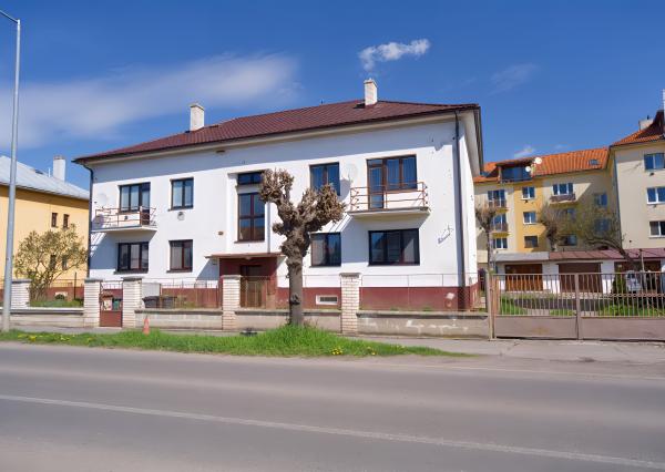 Byt 3+1 (109 m²) s 2 balkónmi, garážou a záhradou, centrum SNV