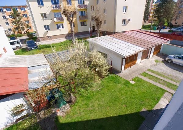 Byt 3+1 (109 m²) s 2 balkónmi, garážou a záhradou, centrum SNV