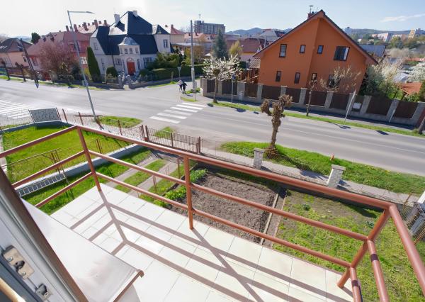 Byt 3+1 (109 m²) s 2 balkónmi, garážou a záhradou, centrum SNV