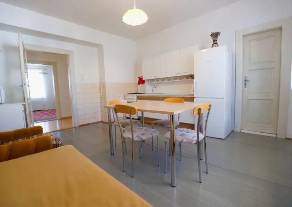 Byt 3+1 (109 m²) s 2 balkónmi, garážou a záhradou, centrum SNV
