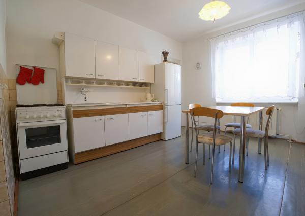 Byt 3+1 (109 m²) s 2 balkónmi, garážou a záhradou, centrum SNV