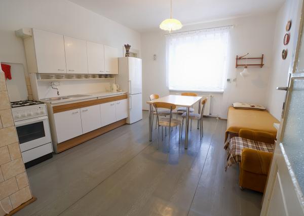 Byt 3+1 (109 m²) s 2 balkónmi, garážou a záhradou, centrum SNV