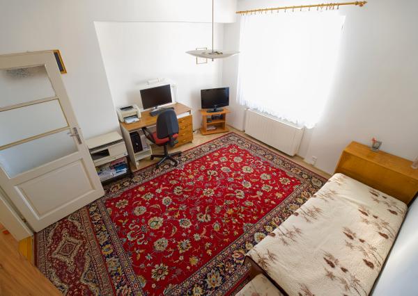Byt 3+1 (109 m²) s 2 balkónmi, garážou a záhradou, centrum SNV
