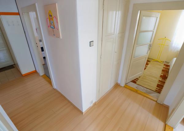 Byt 3+1 (109 m²) s 2 balkónmi, garážou a záhradou, centrum SNV