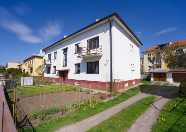 Byt 3+1 (109 m²) s 2 balkónmi, garážou a záhradou, centrum SNV
