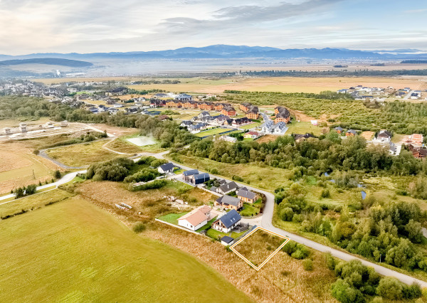 Stavebný pozemok (644 m²) s výhľadom na Tatry pri golfe, Veľká Lomnica