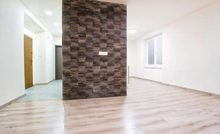 Kompletne rekonštruovaný byt 2+1 v centre mesta SNV - fotografia 1